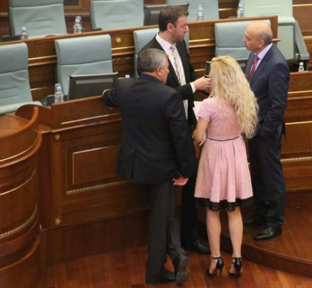 Shashtisen parlamentarët, deputetja shkon në Kuvend me fustanin e ngushtë të zi
