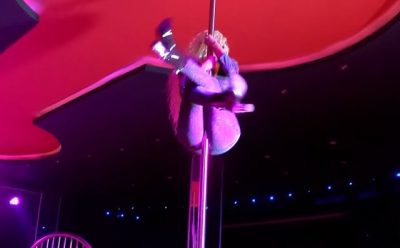 Këngëtarja shqiptare filmohet duke kërcyer tek tubi në një strip club (VIDEO)