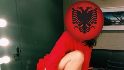Këngëtarja e famshme shqiptare “intrigon” fansat, i puth me këtë video intime nga vaska (VIDEO)
