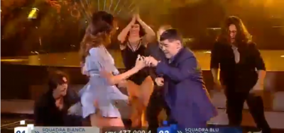 Belen Rodriguez dhe Maradona ndezin skenën, kërcejnë së bashku (VIDEO)