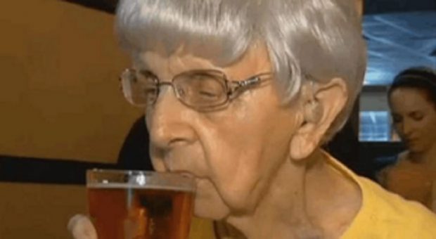 Ajo është 103 vjeçe dhe “bën be” që sekreti i jetës së përjetshme është pirja e një gote birrë