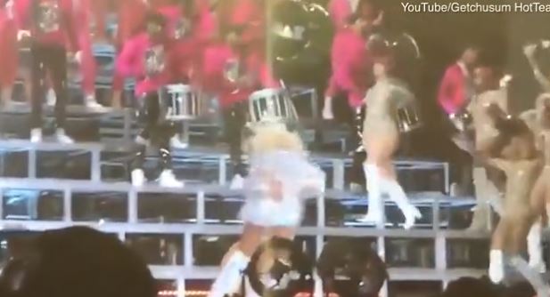 Humbet ekuilibrin, Beyonce rrëzohet në skenën e Coachella (VIDEO)