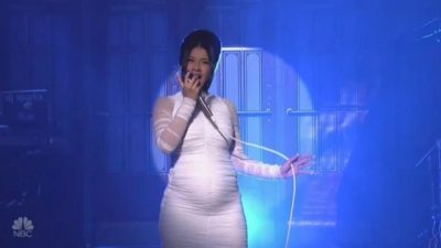 Konfirmohet shtatzënia: Këngëtarja e njohur performon me barkun e rrumbullakosur (FOTO)