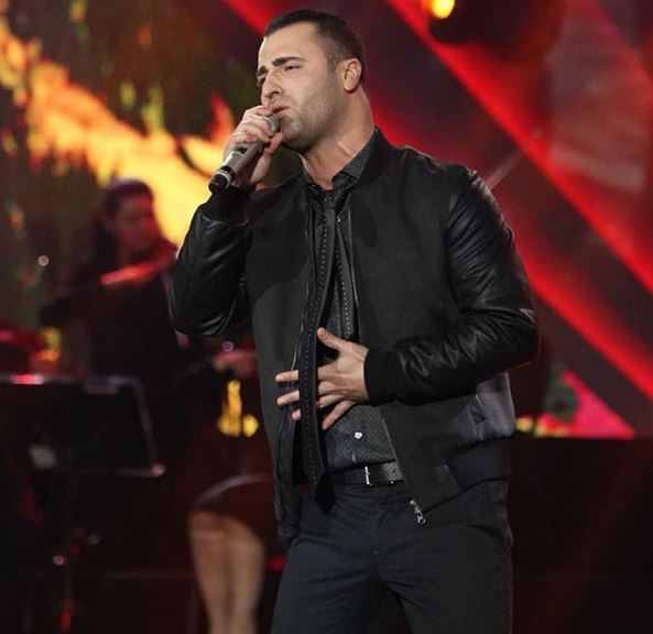 Këngëtari shqiptar e pranon publikisht: “Kam fiksim Fatmën e Thumbit”