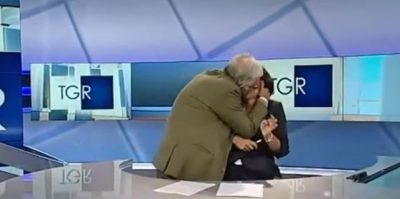 ”Ma hoqe trurin”, i ftuari nuk përmbahet puth në buzë papritur gazetaren (VIDEO)