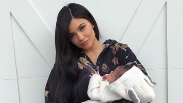 Kylie Jenner poston fotografi të ëmbël me vajzën e saj, por nuk lë pas dore edhe…