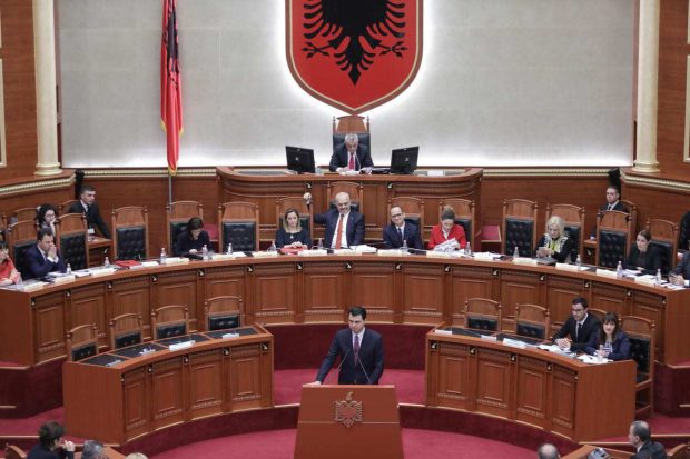 Shumë shpejt në parlament! Këngëtari shqiptar ‘lë’ muzikën për tu bërë pjesë e politikës?
