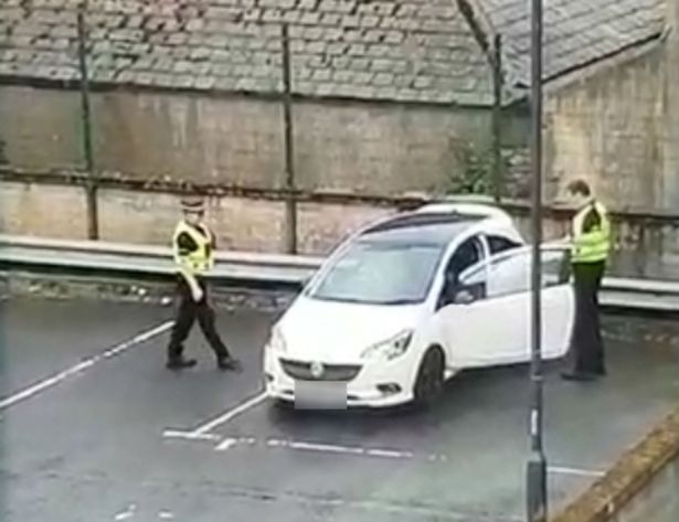 Policët i zë turpi dhe “vënë duart në sy”, kapin çiftin në situatë skandaloze! (FOTO)