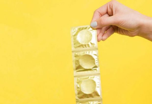 Trendi më i pakuptimtë i 2018-ës: ”Sfida e prezervativit” alarmon njerëzit (VIDEO)