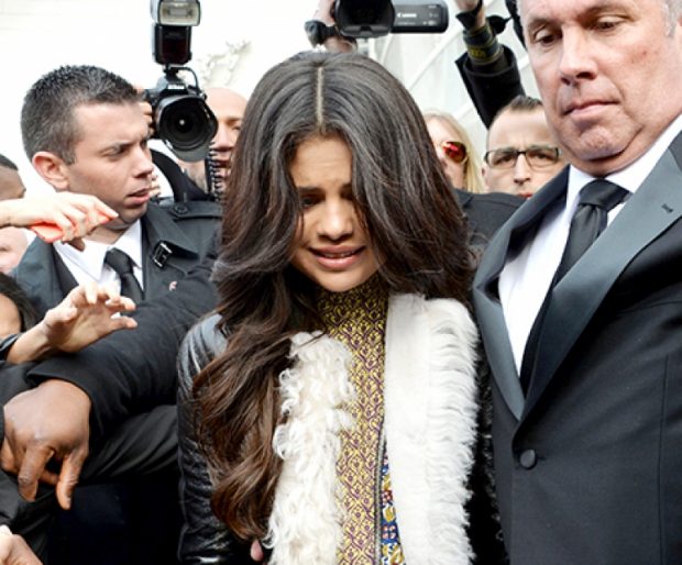 Fansat e Selena Gomez nxehen me paparazzi-it! ”Lëreni rehat, nuk e shikoni që nuk është mirë!” (VIDEO)