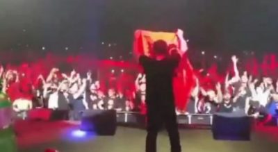 Unikkatil “djeg” atmosferën në Zvicër, salla “mbulohet” me flamuj kuq e zi (VIDEO)