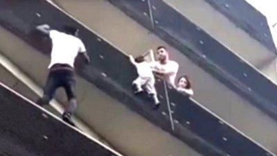 Spiderman ekzistoka vërtet! I riu ngjit 4 kate pallati për të shpëtuar fëmijën, video bëhet virale