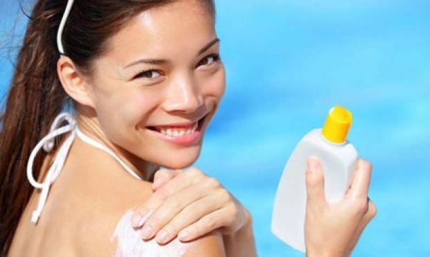 Këshilla nga dermatologët: Çfarë të bësh për lëkurën tënde pasi je “pjekur në diell”