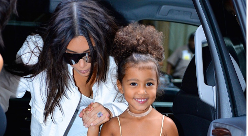 Vajza e Kim Kardashian ndjek shembullin e të ëmës, bënë edhe këtë veprim (FOTO)