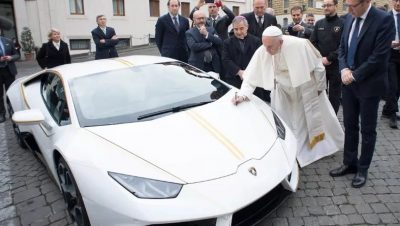 Autovetura luksoze/ Lamborghini i Papës shitet për 715 mijë Euro