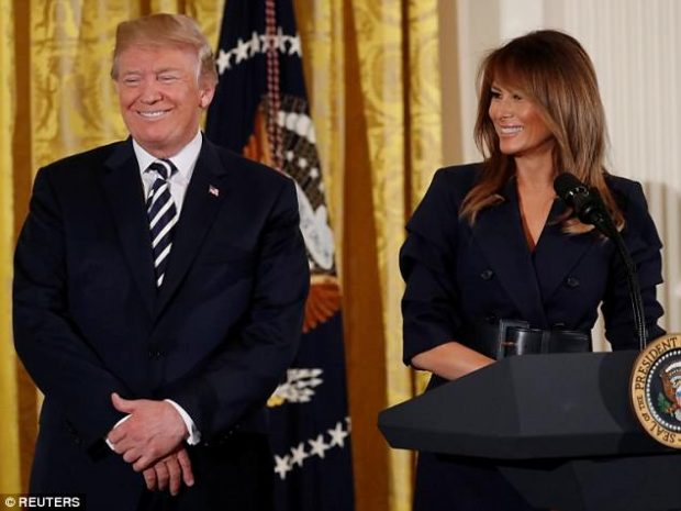 Puthje dhe lëvdata: Të dashuruar apo të ndarë, pikëpyetjet mbi Trump dhe Melanie (FOTO)