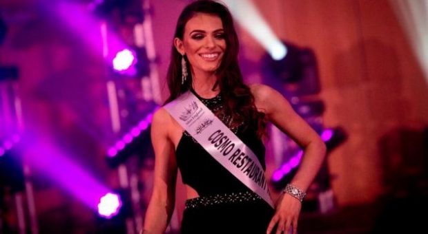 “RRËMBEN KURORËN”/ Kosovarja Fatime Gashi shpallet Miss Manchesteri për 2018-ën (FOTO)