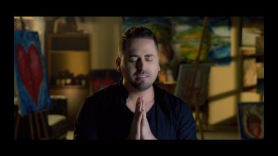 Këngëtari shqiptar vihet në siklet! E do femrën e virgjër apo nuk është problem për ty? ”Hohoho”! (VIDEO)
