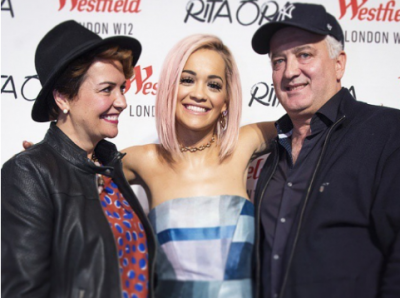 DEDIKIMI RRËNQETHËS/ Rita Ora  uron prindërit e saj në përvjetorin e …(FOTO)
