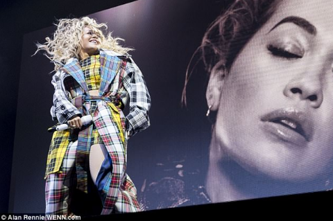 Rita Ora pasi ka rrëfyer që është BISEKSUALE, performon kështu në koncert (FOTO)