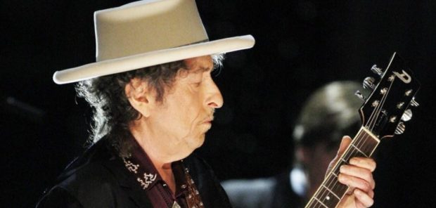 “SHIFRA MARRAMENDSE”/ Shitet kitara e gjiganditi Bob Dylan
