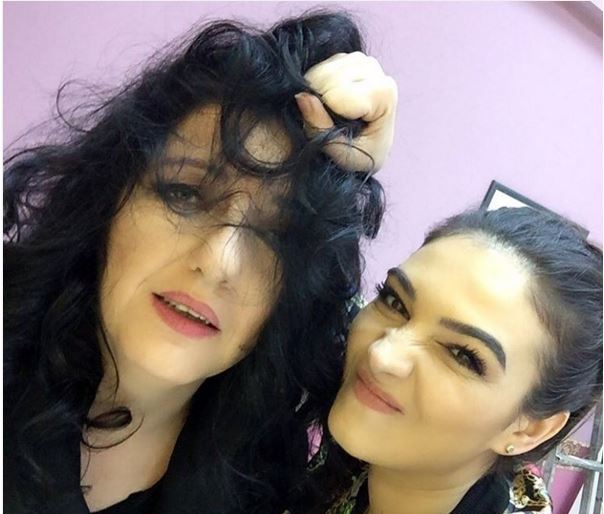 Aktorja shqiptare uroi miqtë për ditëlindje, por gjithë vëmendjen e morën vetullat e saj të bashkuara (FOTO)