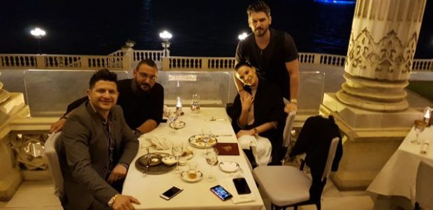 Almeda Abazi dhe aktori turk Tolgahan e ftojnë për kafe turke, shihni si tallet Ermal Mamaqi: Më kthyen… (VIDEO)