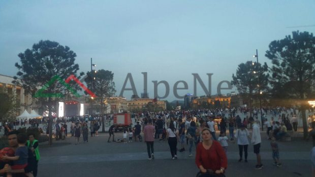 PO NDODH/ Për ditën e puntorëve po bëhet NAMI në sheshin “Skënderbej” (VIDEO)