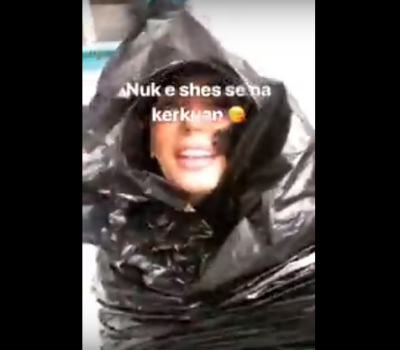 MOS E HUMBISNI/ Albërie Hadërgjonaj për ti shpëtuar shiut fut kokën në “kosh”… (VIDEO EPIKE)