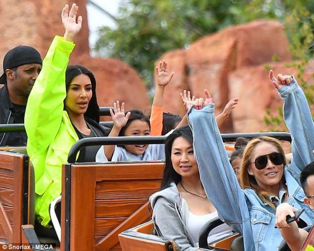 Kardashian-ët shkojnë në Disneyland dhe sytë e të gjithëve ishin mbi veshjen e Kim-it (FOTO)
