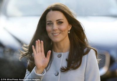 ZBULOHET MISTERI! Ja pse Kate Middleton mban gjithnjë leokoplast në duar (FOTO)