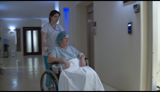 Jeta plot drama si në filma e Hanifes tek “Shqiptarët për Shqiptarët”, mjekët i vendosin protezë