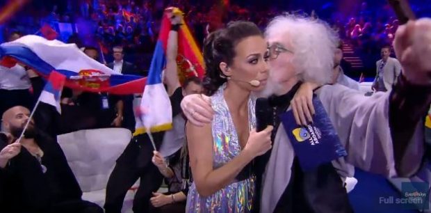 Pas Eugentit, moderatorja e Eurovision ‘gjuan’ plakun serb: Do martohesh me mua?