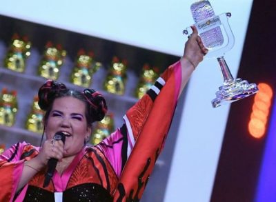 Na habiti me triumfin e saj në Eurovision! Kush është Netta, ”vajza-pulë” që fitoi vendin e parë