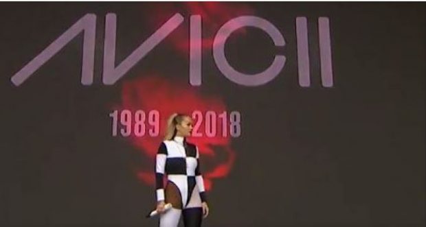 “E kam të vështirë ta këndoj vetëm”/ Rita Ora nuk e harron Aviciin, emocionohet edhe në koncertin e “BBC Music”