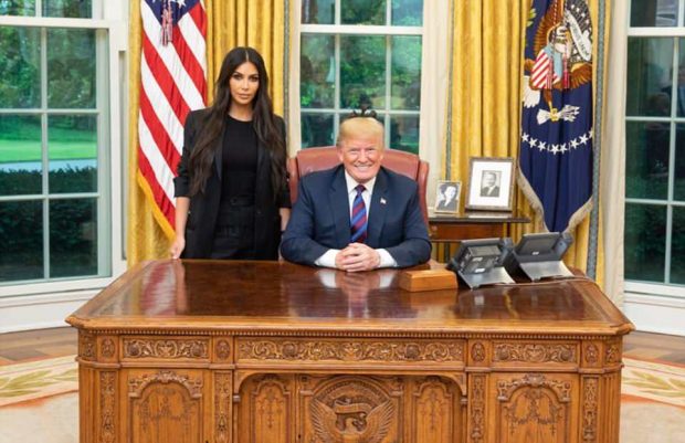 Kim Kardashian ‘TAKON’ Trumpin për lirimin e gjyshes/ Ja çfarë bënë një orë në Shtëpinë e Bardhë  (FOTO)