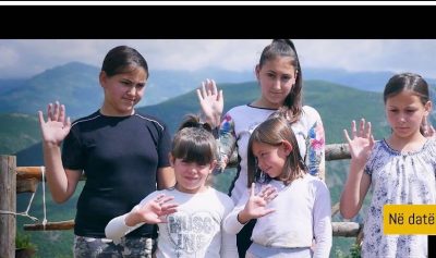 Historia e 6 vajzave që jetojnë mes katër rrugëve, prek dhe deputetin shqiptar! Ai dhuron… (VIDEO)