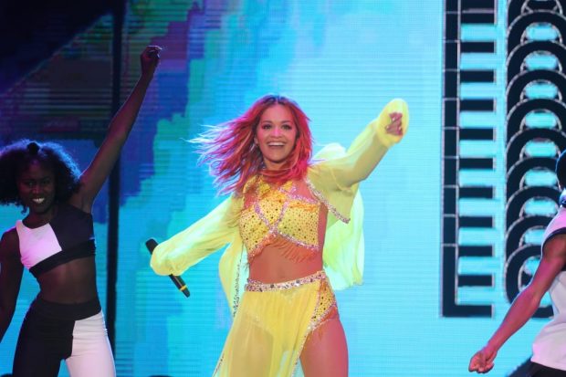 E zbulon në koncert, Rita Ora: I bëra flokët e kuqe para se të vija në Tiranë sepse…