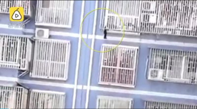 Pas Parisit, një tjetër “Spider-man” shfaqet në Kinë: Shpëton fëmijën në katin e pestë (VIDEO)