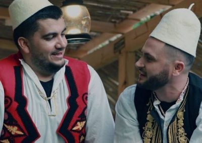 “Pije mor daj se jena high”, Bes Kallaku dhe Ermal Fejzullahu në tallava (VIDEO)