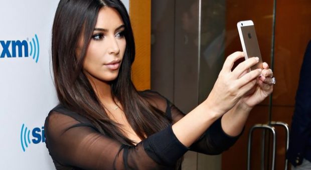 Pasi tha se nuk do të bënte më selfie, Kim Kardashian sapo ”tërboi” rrjetin me këtë FOTO seksi