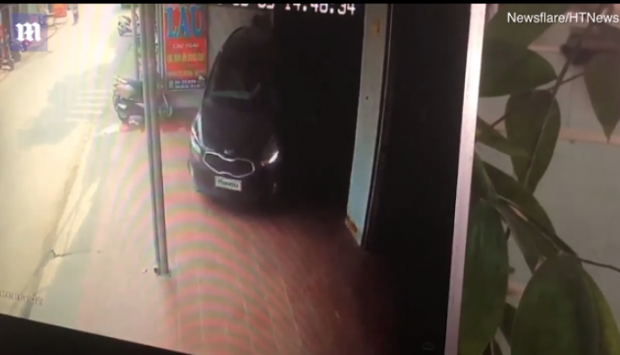 Po e ndihmonte të parkonte, por gruaja përplas në mur të riun (VIDEO)