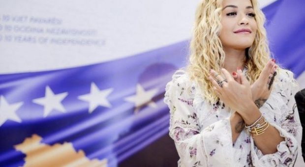 Rita Ora ofron mbështetje për viktimat e dhunës seksuale në Kosovë