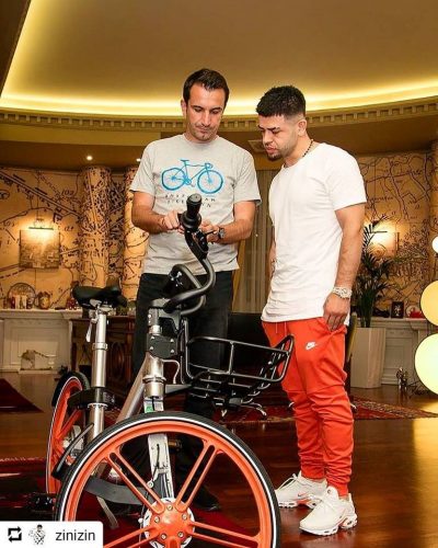 Erdhi momenti, si të përdorni Mobike, biçikletën më “cool” në Tiranë. Veliaj mëson Noizyn (VIDEO)