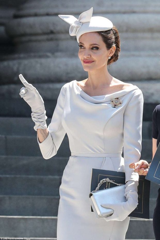 Të gjithë sytë tek ajo! Angelina Jolie na magjepsi me elegancën e saj (FOTO)