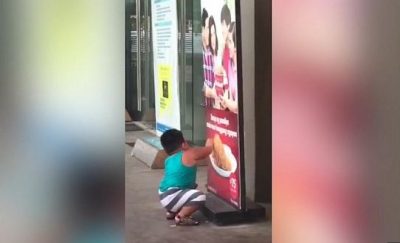 Gjen restorantin e mbyllur, 3-vjeçari përpiqet të hajë pulën në poster dhe… (VIDEO)