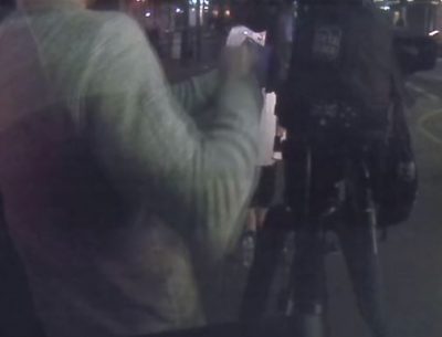 Grabitësit kërcënojnë me armë gazetaren në transmetim live, i vjedhin kamerën 15 mijë $
