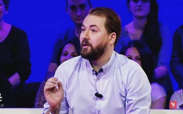 “Eshte mbushur bota me Kurva”Këngëtari shqiptar shpërthen në mes të emisionit