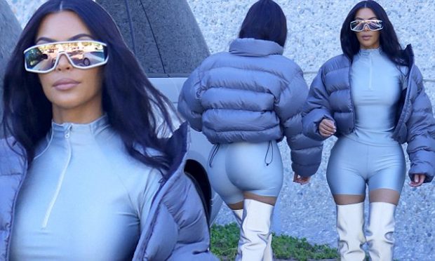 Teksa bënte xhiro në lagje, Kim Kardashian prezantoi koleksionin e ri të veshjeve të Kanye-s dhe jemi pa fjalë