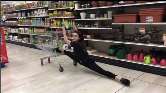 Klaudia Pepa e BËN SËRISH, tërheq vëmendjen në supermarketet e Italisë! Hap këmbët dhe… (VIDEO)